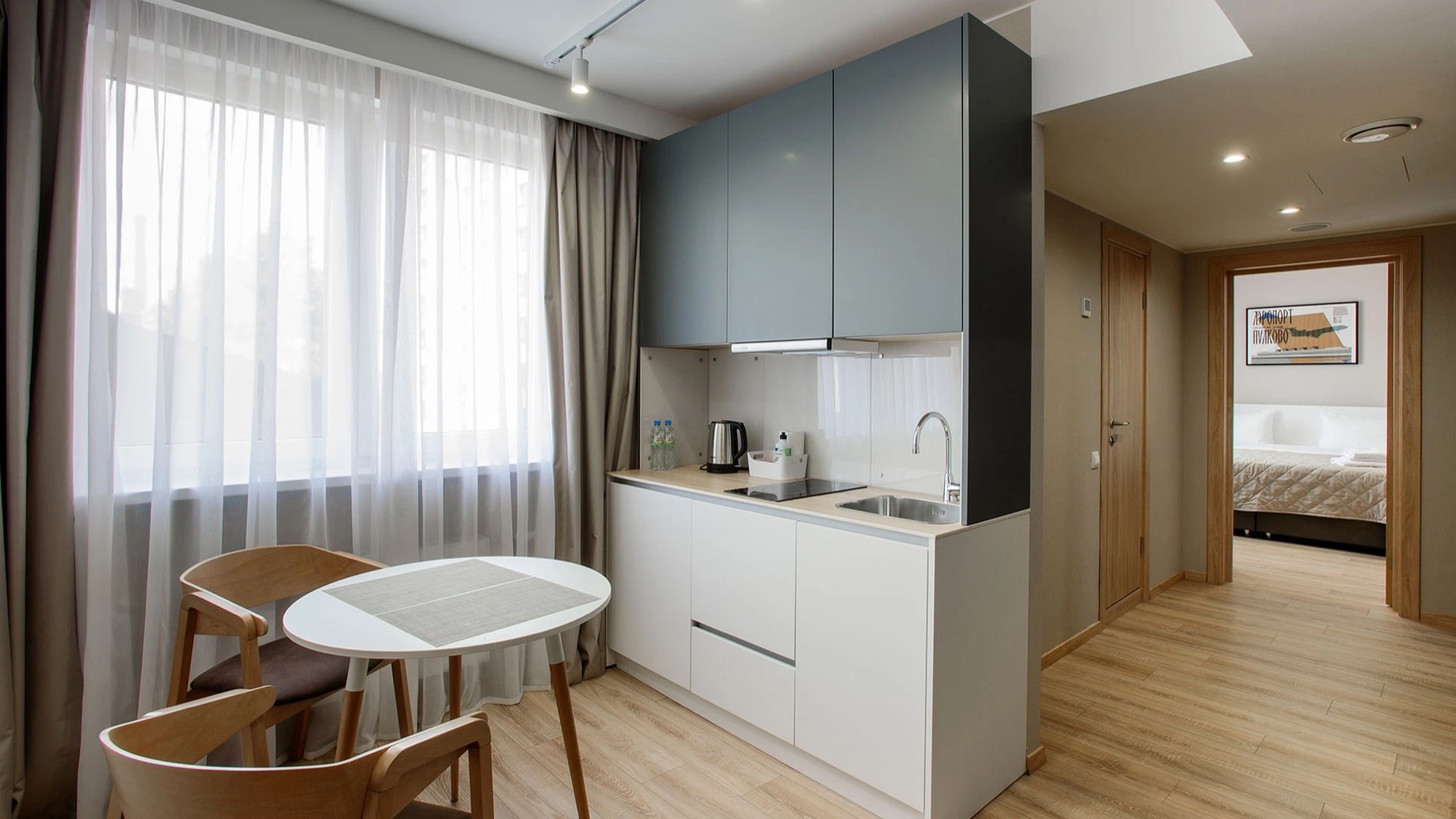 кухонная зона апартамента и вид в спальню